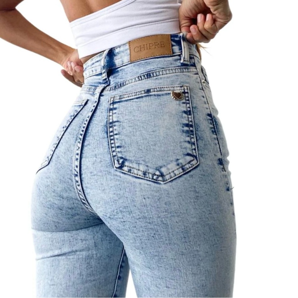 CHIPRE High-Rise Skinny Jeans in Light Blue Wash
